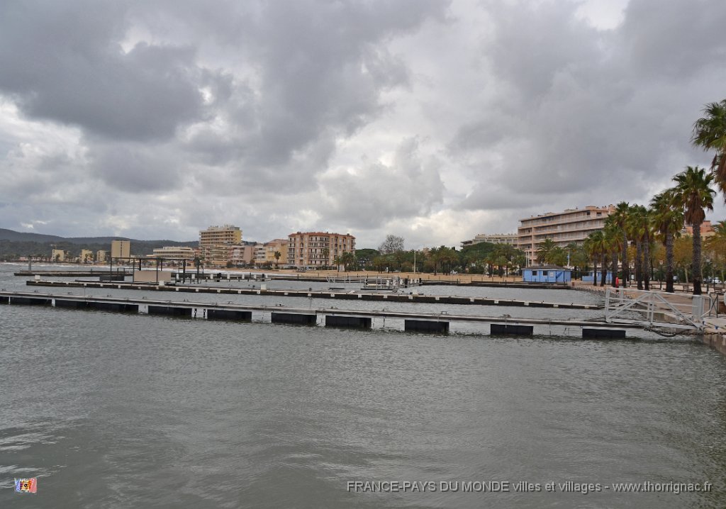 Bormes les mimosas 1.JPG - Bormes les Mimosas et son port.  Le 05 décembre 2014 sous la pluie.
